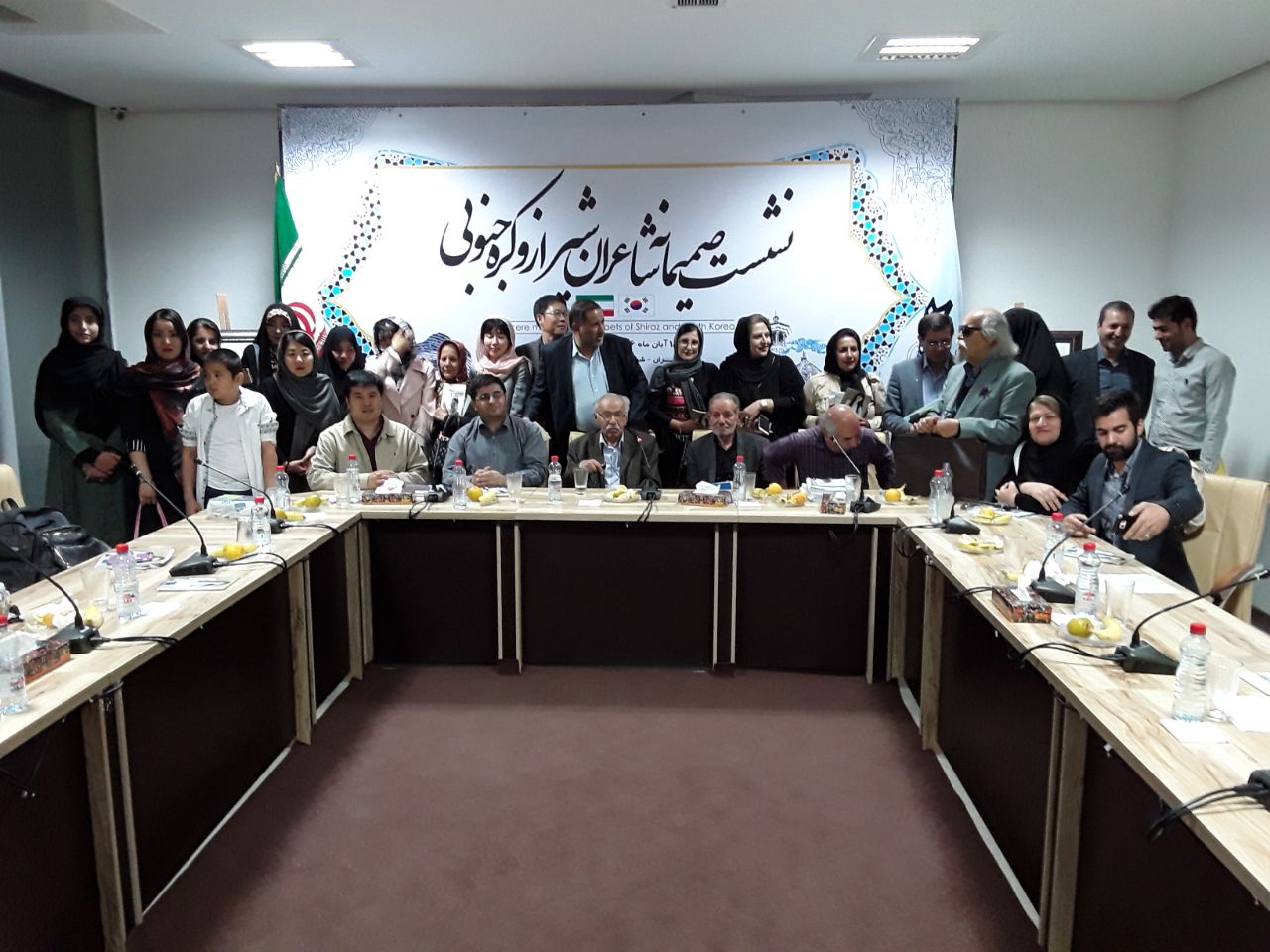 گفت و گوی شاعرانه شیرازی ها و چشم بادامی ها