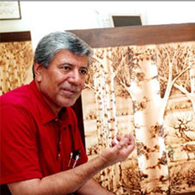 نقاشی با سوزاندن چوب - روایت علیاکبر نصرآبادی از نمایشگاه آثارش در موزه ارتباطات