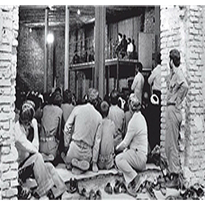 تأکید بر معرفی شخصیت امام خمینی با نمایش عکس های ایشان