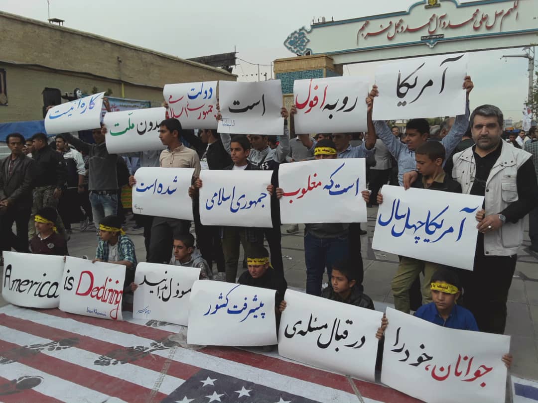 مشت گره کرده اهل هنر در آسمان ۱۳ آبان شیراز