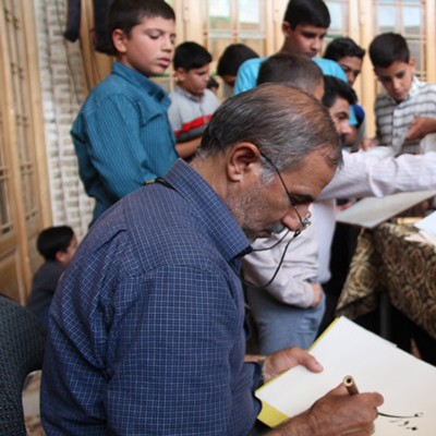 خوشنویسی هنرمندان یزدی در اعتکاف رمضانیه