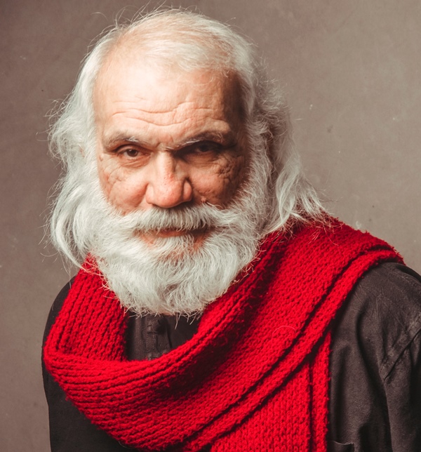 هنرمند یزدی: ویژگی هنر انقلاب اسلامی حمایت و حفاظت از ارزشها است