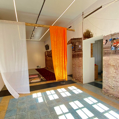 شفاهی از نمایشگاه «آینده جدید» در ساختمان کندوان میگوید