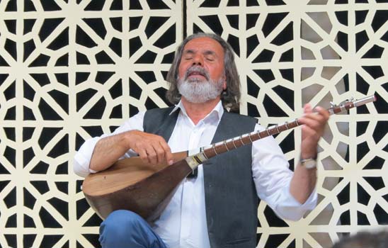 داستانهای روشن گلافروز رنگ پژوهش می گیرد