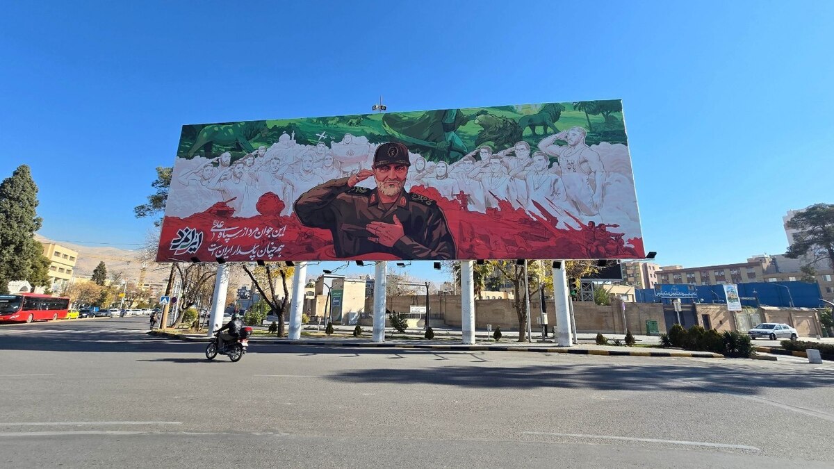 رونمایی از دیوارنگاره «ایرانمرد» در میدان امام حسین(ع) شیراز