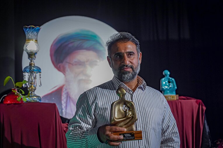 علی رحمانیان چهره سال هنر انقلاب اسلامی فارس شد