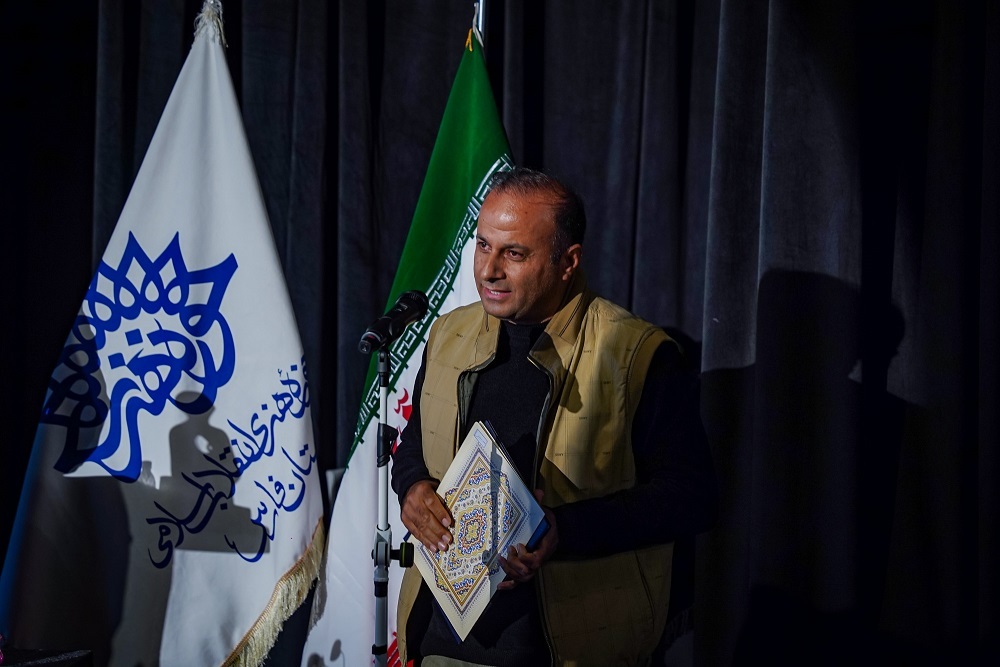 علی رحمانیان چهره سال هنر انقلاب اسلامی فارس شد علی رحمانیان چهره سال هنر انقلاب اسلامی فارس شد