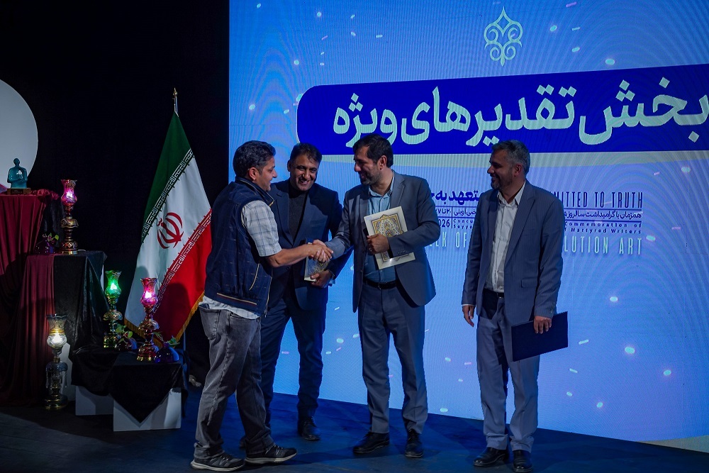 علی رحمانیان چهره سال هنر انقلاب اسلامی فارس شد علی رحمانیان چهره سال هنر انقلاب اسلامی فارس شد