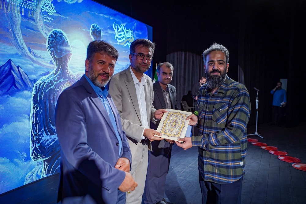 علی رحمانیان چهره سال هنر انقلاب اسلامی فارس شد علی رحمانیان چهره سال هنر انقلاب اسلامی فارس شد