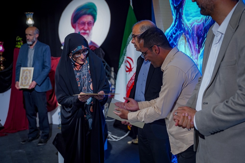 علی رحمانیان چهره سال هنر انقلاب اسلامی فارس شد علی رحمانیان چهره سال هنر انقلاب اسلامی فارس شد